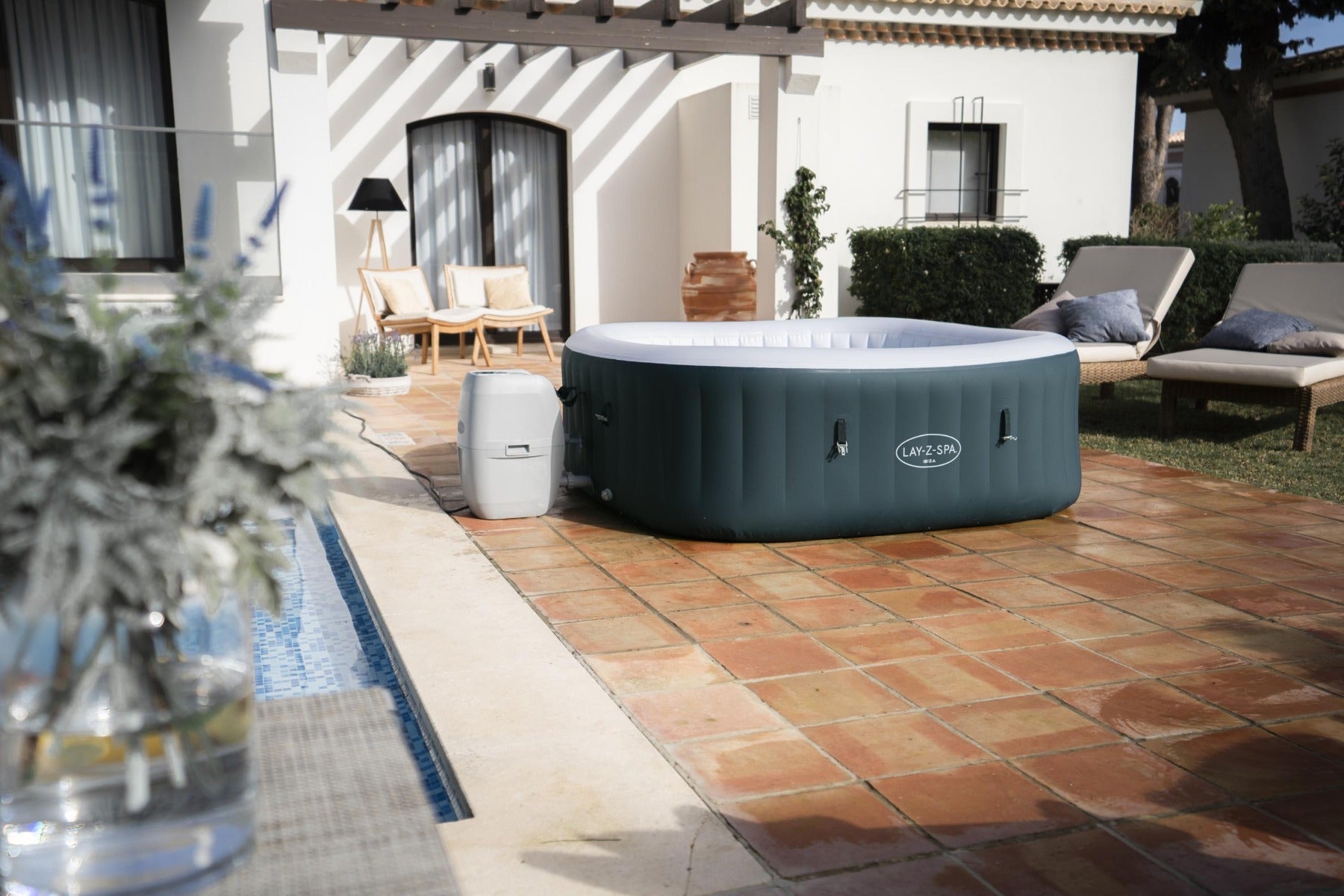 6 person square hot tub