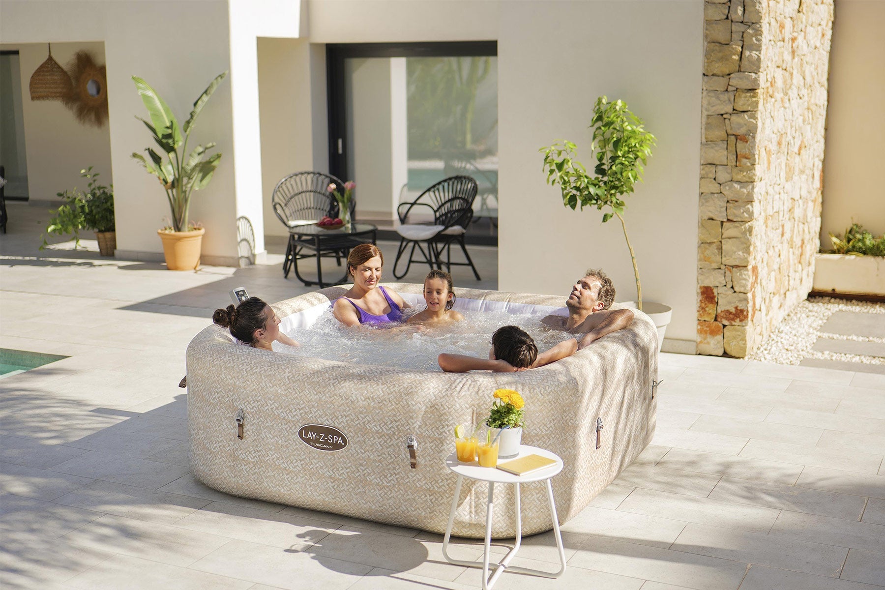 7 person energy-efficient inflatable hot tub