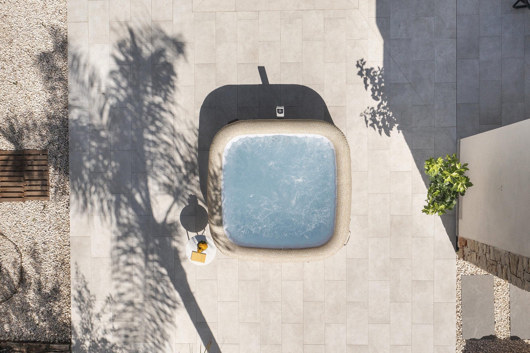 Large inflatable hot tub for 7 people