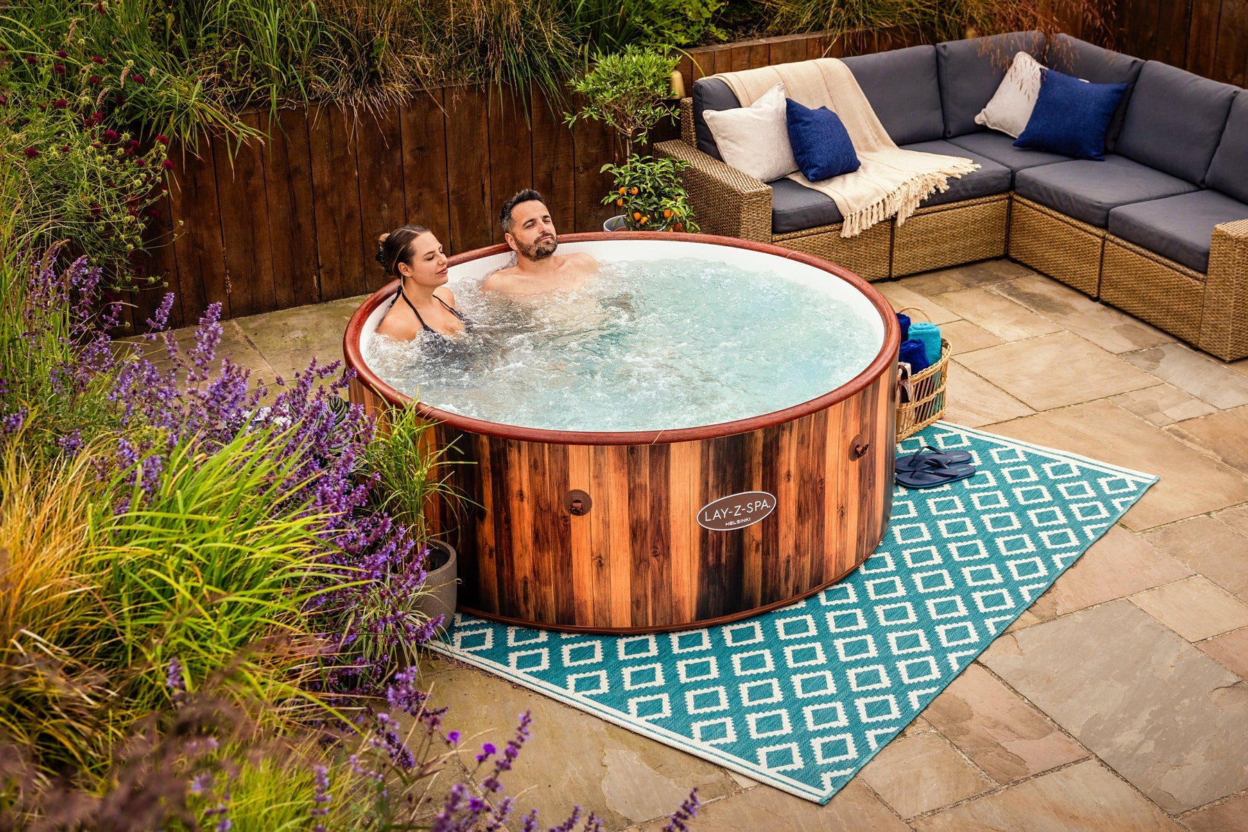 Helsinki hot tub wood look drop stitch